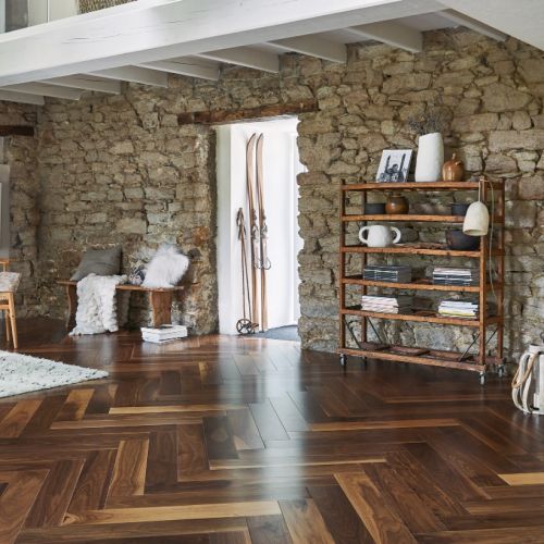 Parquet en Noyer contrecollé Bâton Rompu, vernis satiné