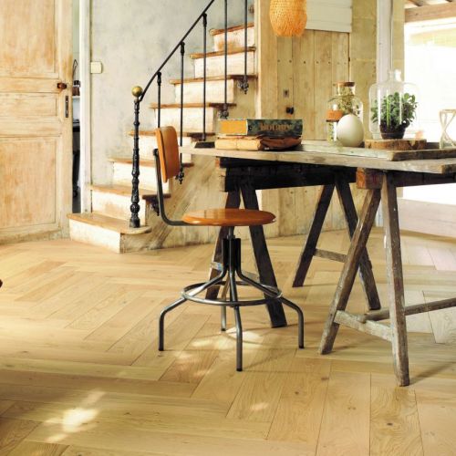 Parquet en Chêne contrecollé Bâton Rompu bois flotté brossé, vernis aspect bois brut mat