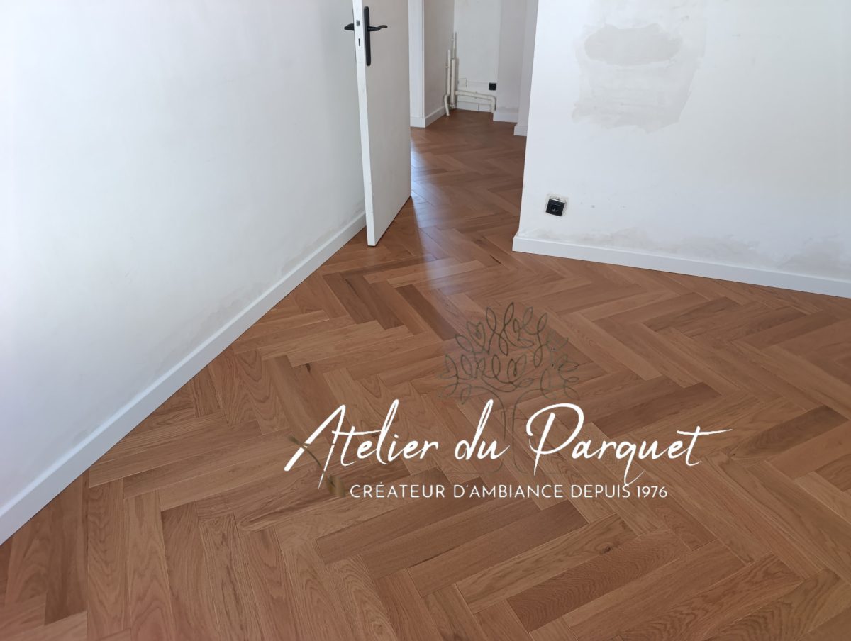 Parquet en Chêne contrecollé Bâton Rompu teinté, vernis mat