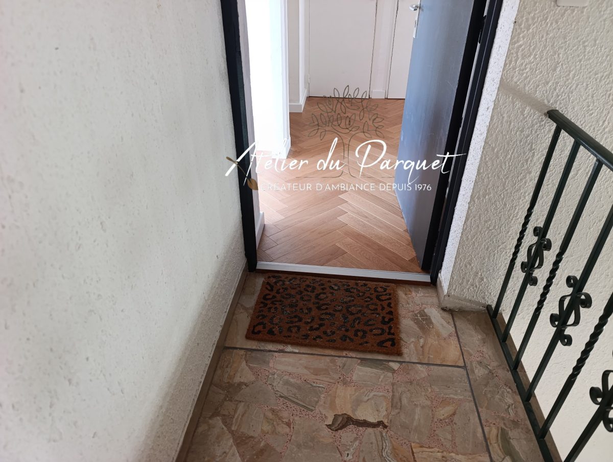 Parquet en Chêne contrecollé Bâton Rompu teinté, vernis mat
