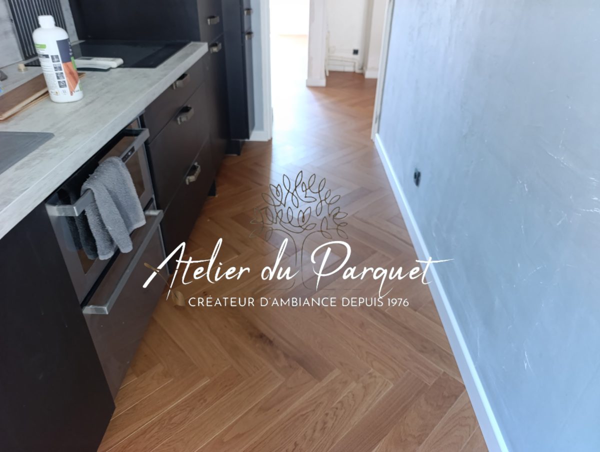 Parquet en Chêne contrecollé Bâton Rompu teinté, vernis mat
