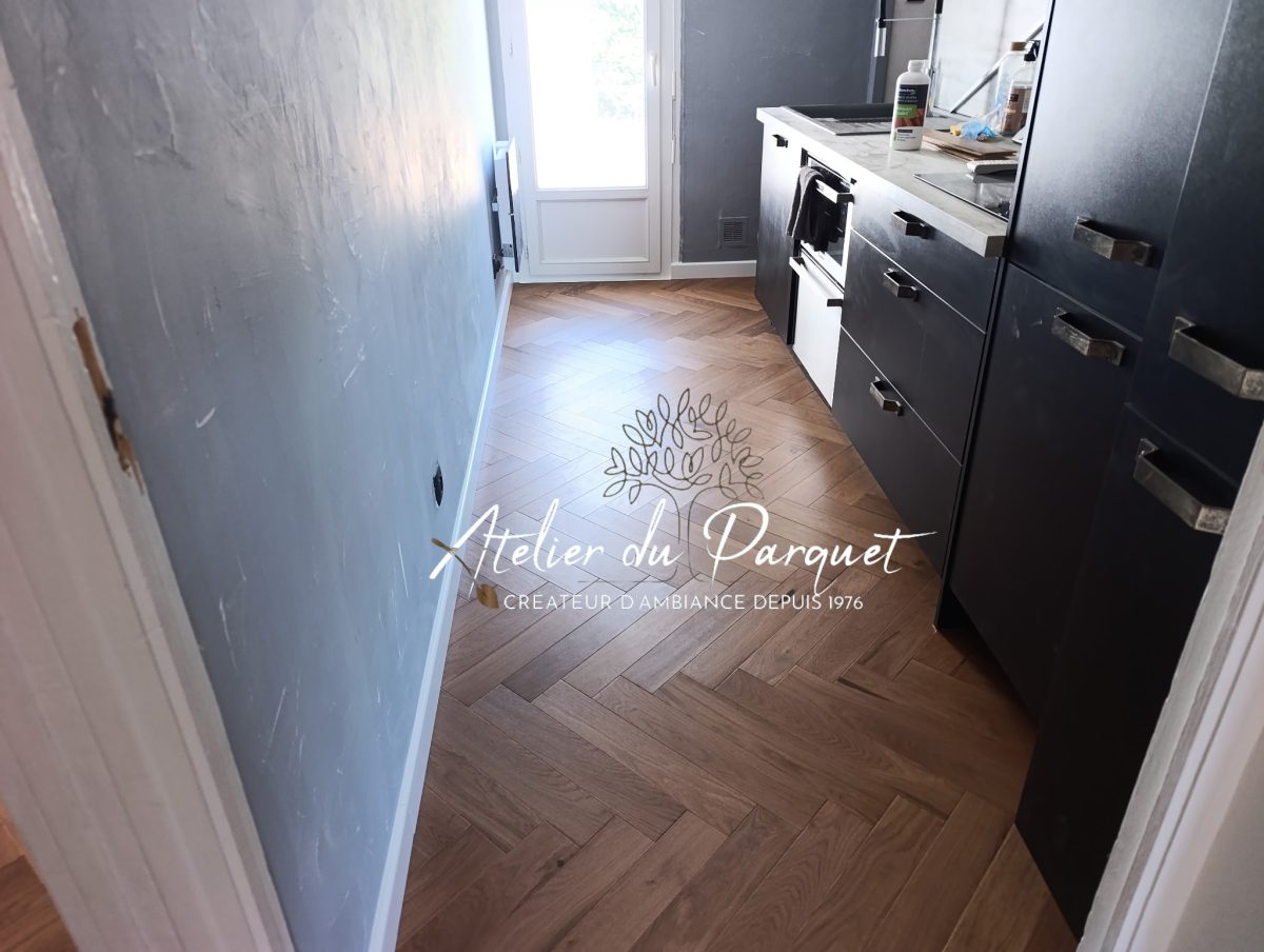 Parquet en Chêne contrecollé Bâton Rompu teinté, vernis mat