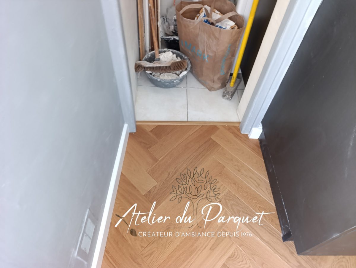 Parquet en Chêne contrecollé Bâton Rompu teinté, vernis mat