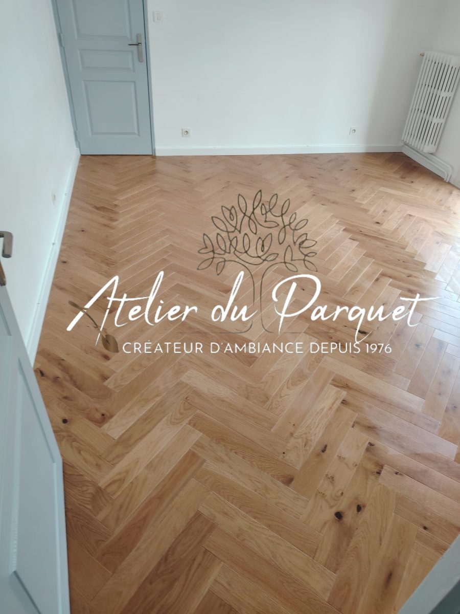 Parquet en Chêne contrecollé Bâton Rompu teinté, vernis mat