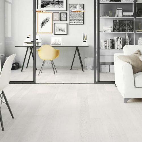 Parquet en Frêne contrecollé brossé, vernis blanc