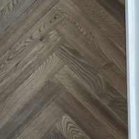 Parquet en Chêne contrecollé bâton rompu, brossé, vieilli, thermotraité