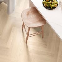 Revêtement bois Chêne, bâton rompu, vernis blanchi mat