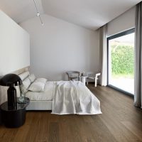 Revêtement en Chêne brun, brossé, vernis mat
